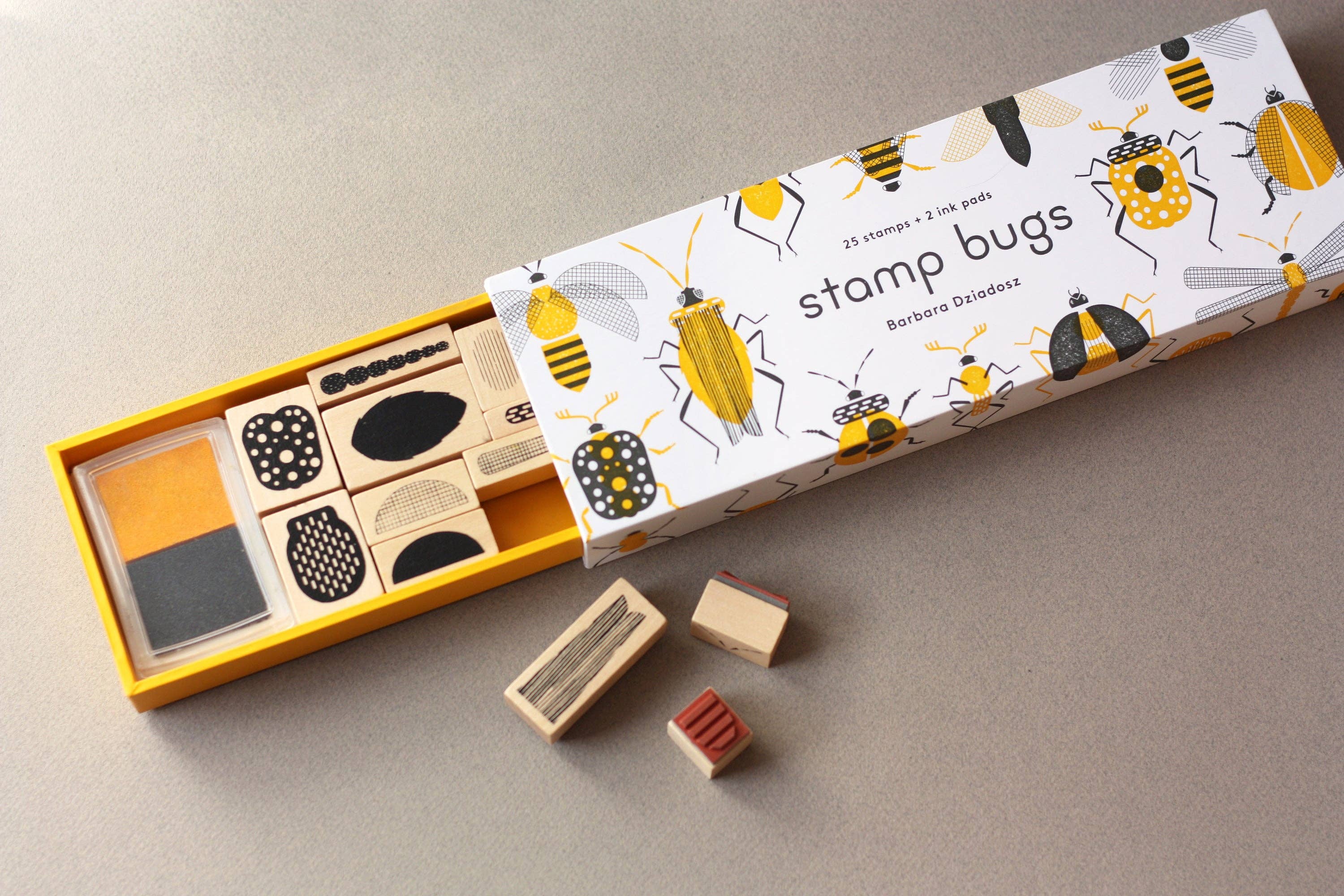 Abrams & Chronicle Books - Stamp Bugs - 25 Stamps and 2 Ink Pads (Craft Kit)